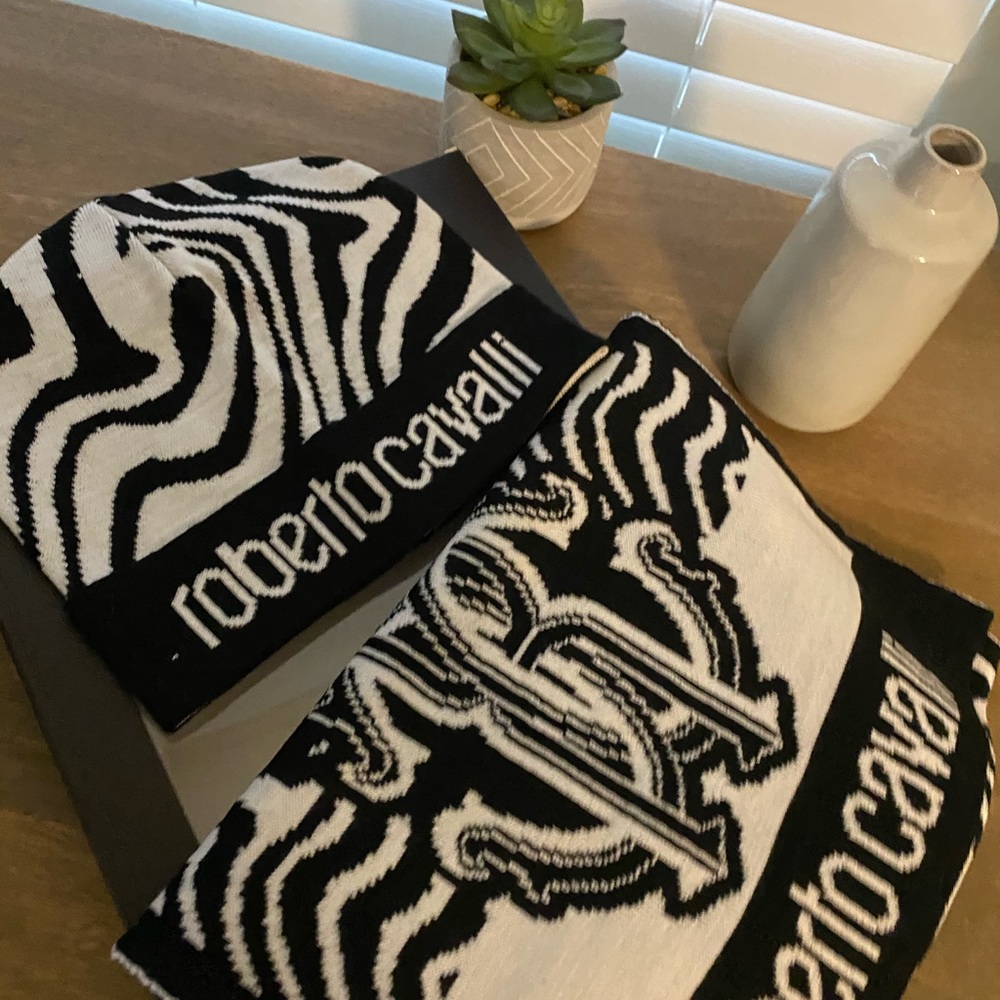 BEAUTIFUL NEW Roberto Cavalli scarf and hat set